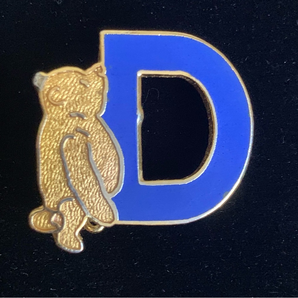 Disney C Clasp Gold Tone Pin Winnie the Pooh Alphabet Character pin Letter "D”